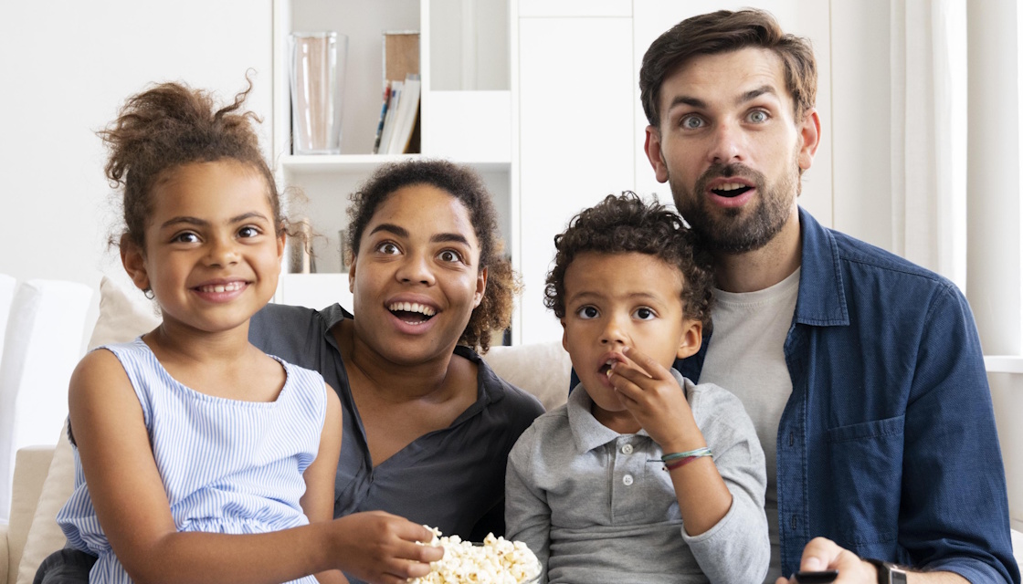 famille regarde